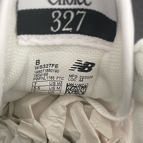 New Balance 327 size US7 NEW IN BOX - Picture 6 of 6